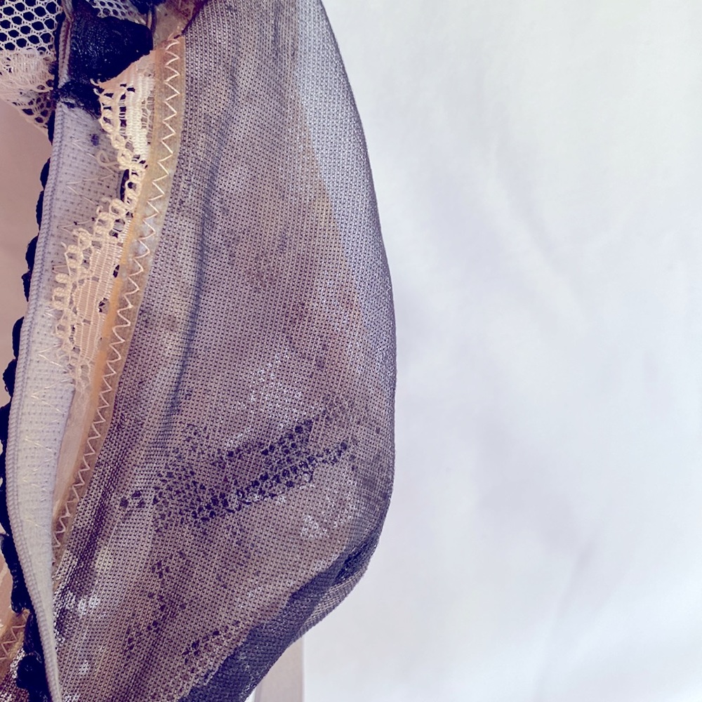 Very Pretty Vintage Elle Macpherson Lace Lined Cream/Black Bra Size G (Large) - Picture 9 of 11